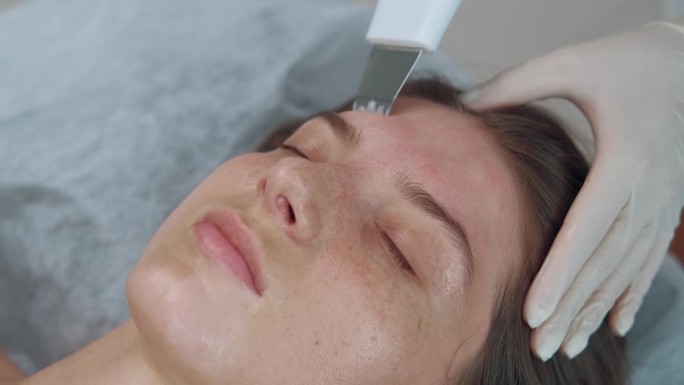 美容院美容师使用超声波设备洗脸的视频