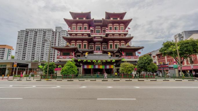延时拍摄的新加坡标志性建筑佛牙寺。