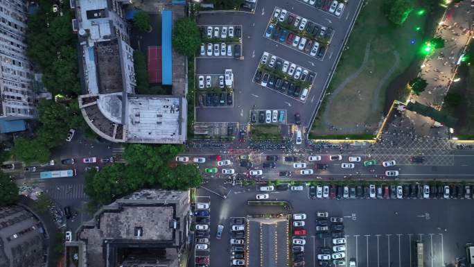 俯拍傍晚下班城市交通路况南昌街道仿古街