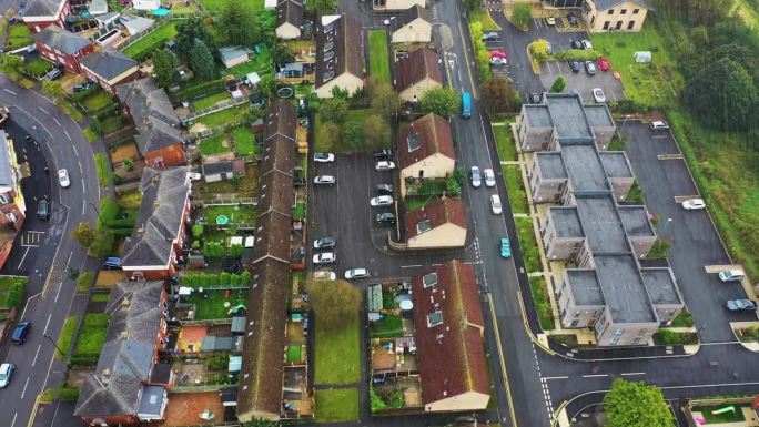 南约克郡谢菲尔德镇的无人机镜头显示了谢菲尔德街头阴雨天气下典型的英国住宅区