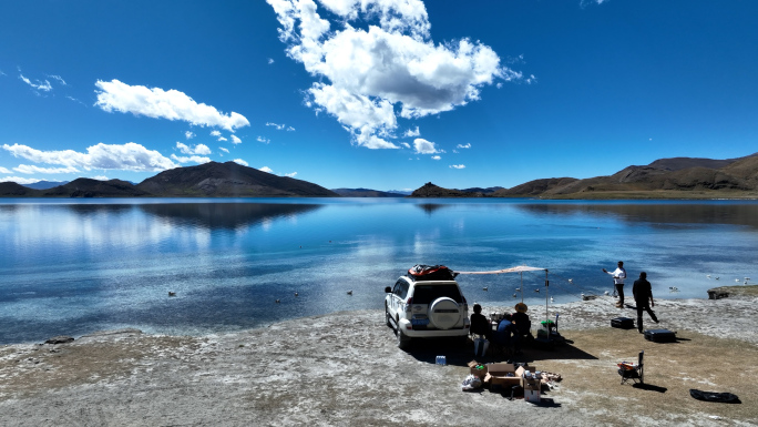 西藏海子羊湖湖面水波浪自驾露营
