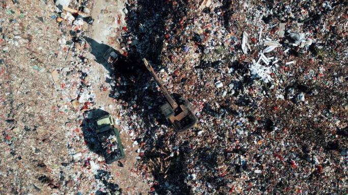 大型垃圾场和垃圾车与垃圾在空中俯视图。堆满垃圾的大垃圾堆填区。生态系统土地损害污染概念。有推土机和工