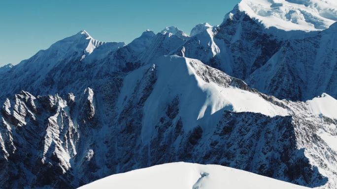 登山攀登雪山航拍