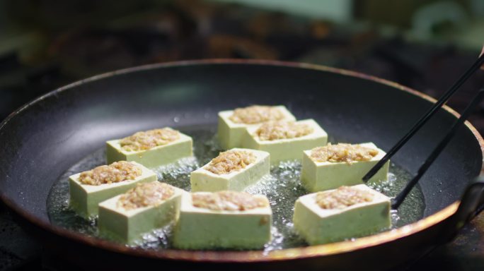 煎锅里的油煎豆腐美食制作过程