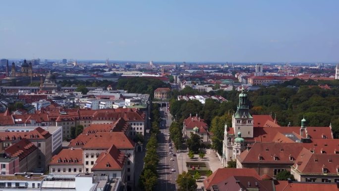 令人难以置信的空中俯瞰飞行金色天使的和平之柱慕尼黑城德国巴伐利亚，夏季晴朗多云的天空23日。提升无人