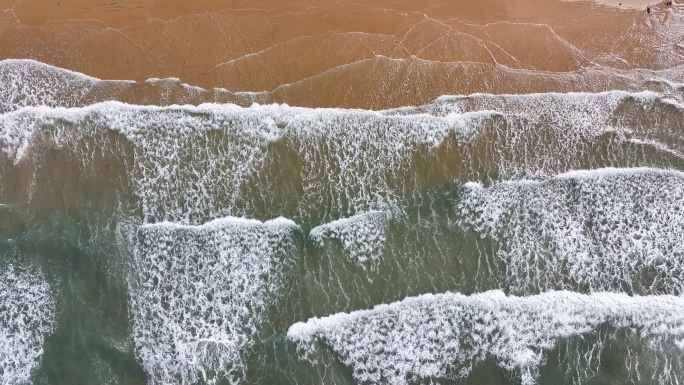 航拍俯瞰威海金海滩海水浴场秋季的沙滩海浪