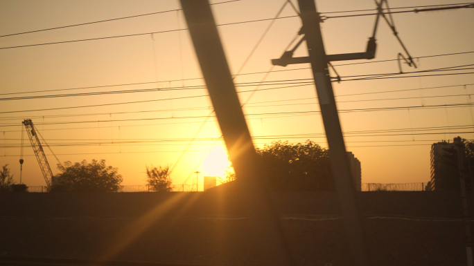 车窗外的太阳夕阳高铁火车窗外夕阳黄昏日落