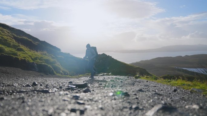 用北欧拐杖徒步旅行。走在潮湿的土路上