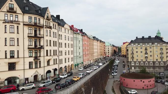 无人机拍摄了斯德哥尔摩住宅区Karlberg的宁静氛围，展示了雨后闪闪发光的街道和古雅的建筑。
