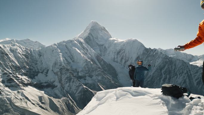 登山攀登雪山航拍