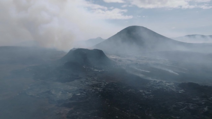 从空中俯瞰火山喷发