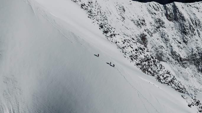 登山攀登雪山航拍