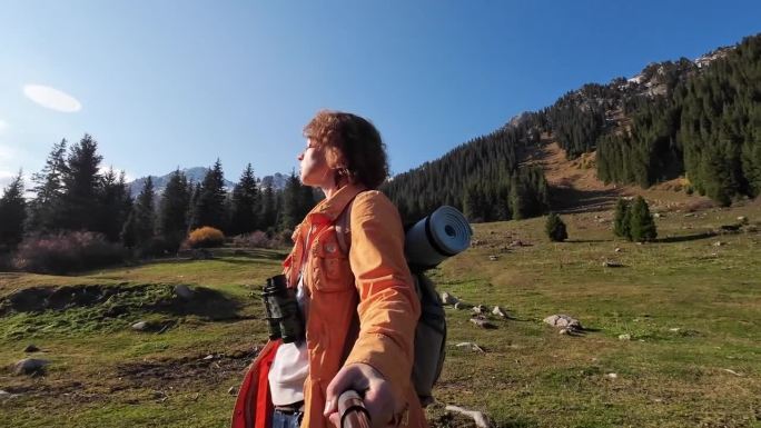 女视频博主正在讲述她在山林徒步旅行的经历