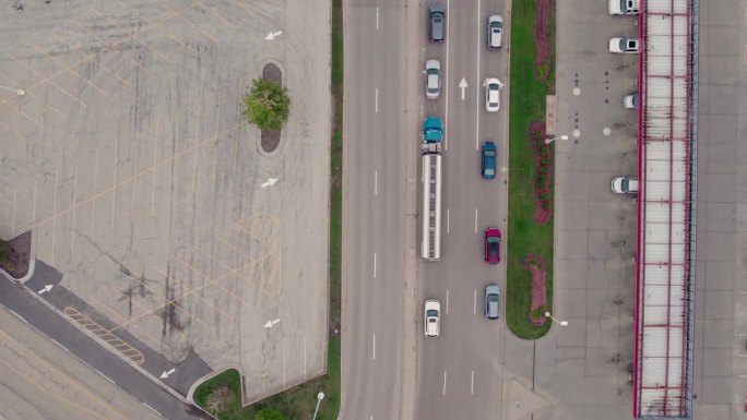 蓝色油罐车司机旁边的加油站等待绿灯左转在Townline路弗农山，伊利诺伊州，美国-半轨道行驶在公共