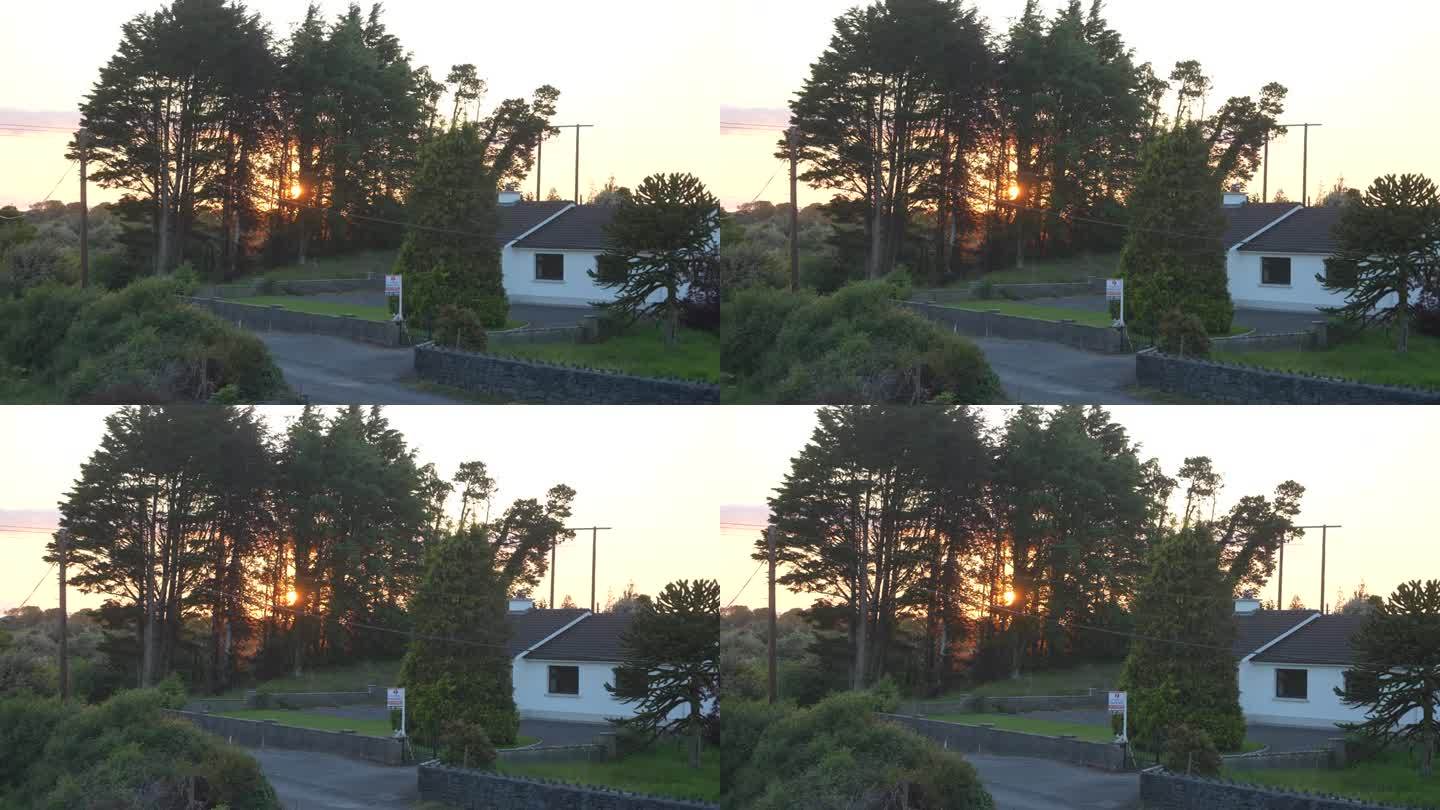 爱尔兰，克拉林桥，火红的橙色夕阳背后，右边是白色的房产。放大