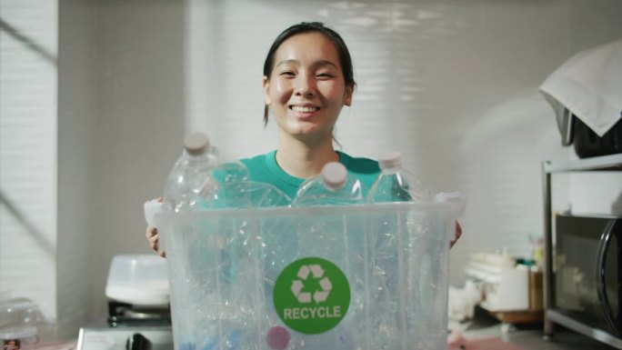 亚洲妇女回收塑料瓶