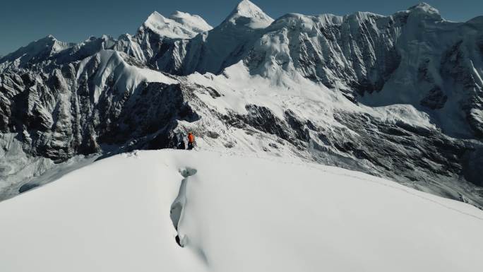 登山攀登雪山航拍