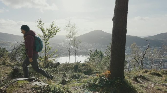 一名妇女在挪威卑尔根户外徒步旅行