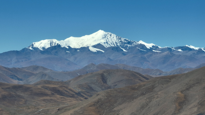 西藏雪山白云山脉公路依山傍海
