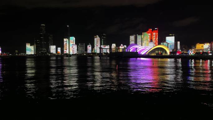 夜晚的城市灯光与倒映的河面