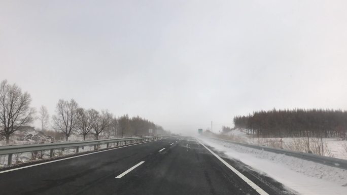 冬季雪覆的公路与蒙蒙细雪