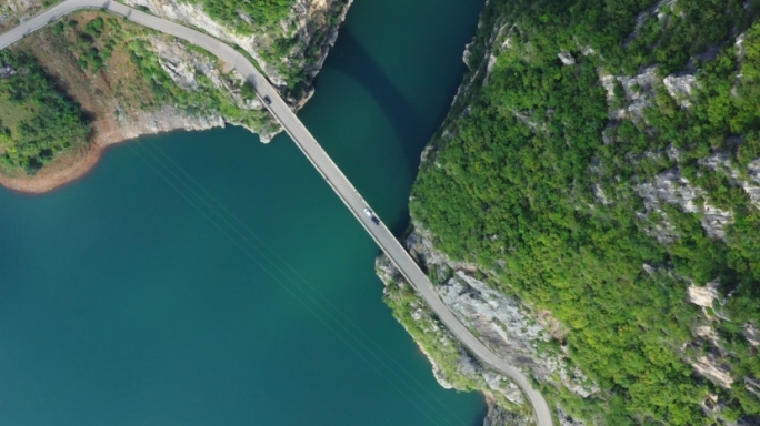 高山峡谷平静湖面