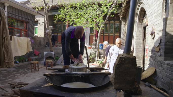 传统工艺制作加工豆腐的农村老人
