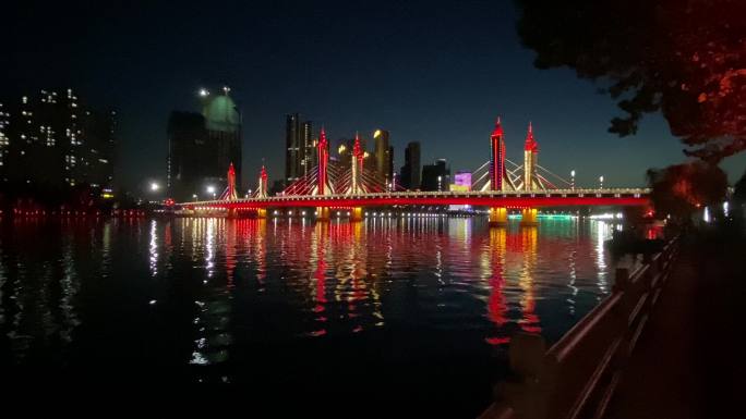 城市夜景下的璀璨桥梁与水面倒影