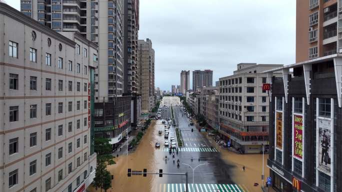 航拍粤西洪峰过境城市被淹街道内涝