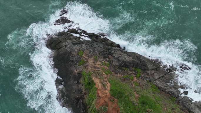 泰国普吉岛海水击打礁石溅起浪花特写镜头