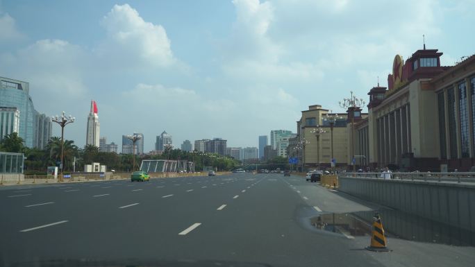 汽车行驶在城市道路车流交通车辆车窗外风景