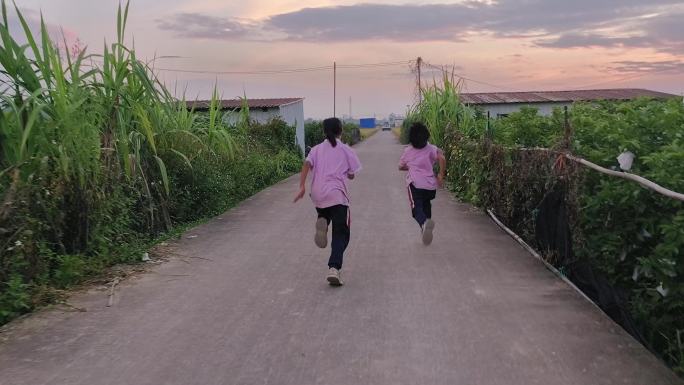 农村小孩子 乡间小路跑步 女孩子奔跑
