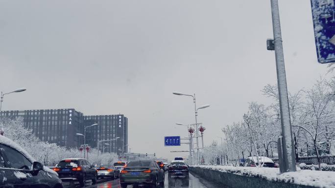 雪中的城市马路与白茫茫的冬景