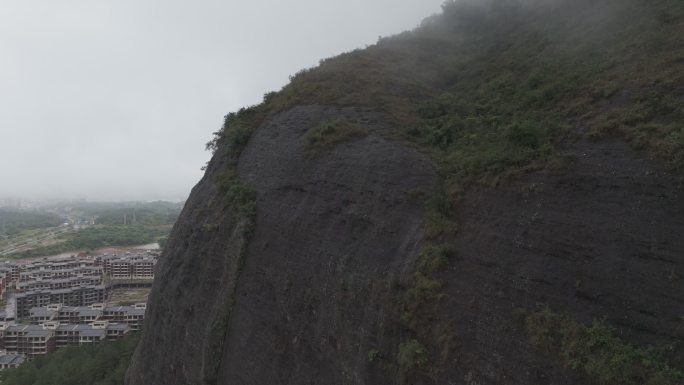 悬崖峭壁丹霞地貌都峤山云雾缭绕