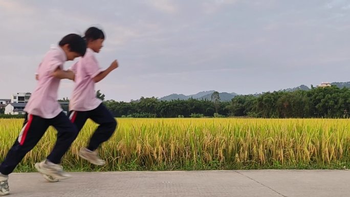 乡间小路跑步女孩子奔跑农村小学生奔跑