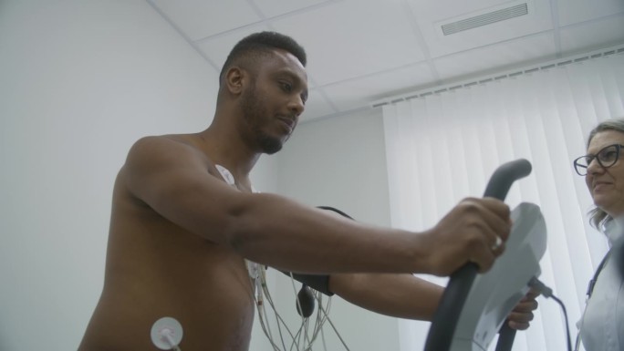 一名非裔美国男子在心脏病室蹬着自行车