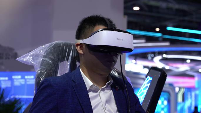 VR展会观众在体验VR成果