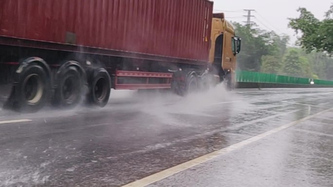 半挂汽车轮胎特写大雨公路 汽车驶过飞溅水