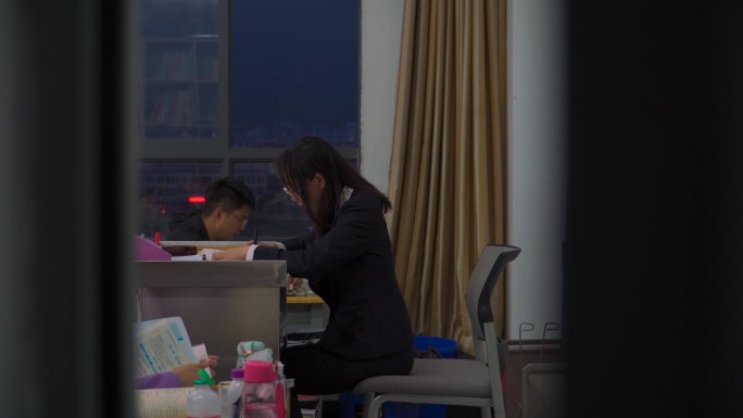 【4K】高中青年女班主任教师早自习备课