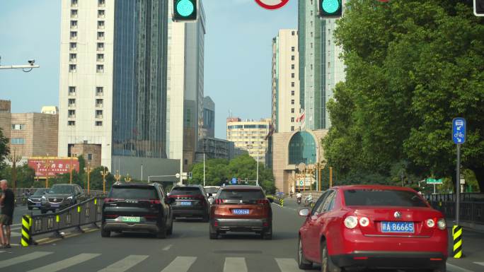 汽车行驶在城市道路车流交通车辆车窗外风景