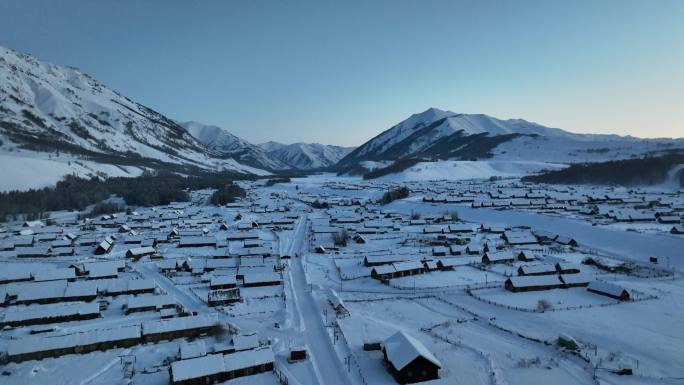 新疆阿勒泰冬季大雪覆盖的禾木村