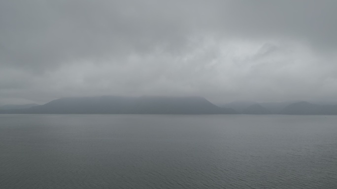 雨雾中穿梭航拍湖面（灰度视频可调色）