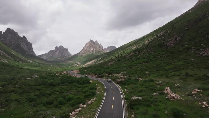 林间山路行驶汽车航拍