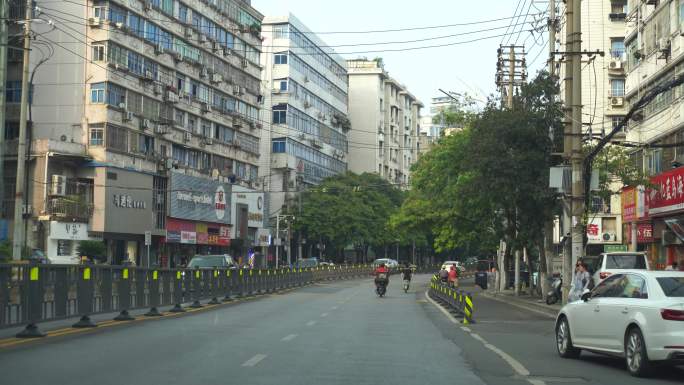 汽车行驶在城市道路车流交通车辆车窗外风景