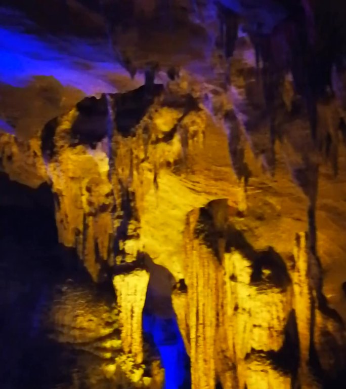 地底 洞穴 钟乳石 灯光 嶙峋