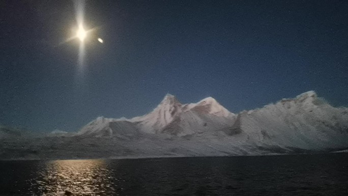 西藏 夜晚 湖泊 月色 远山