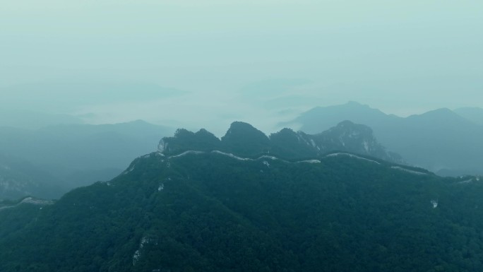 航拍北京怀柔箭扣长城云雾