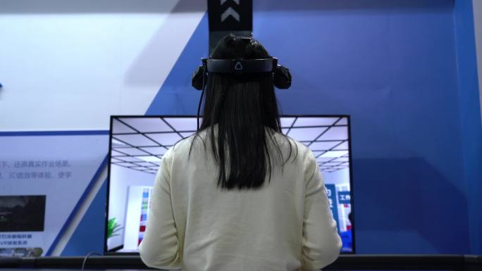 VR展会观众在体验VR成果
