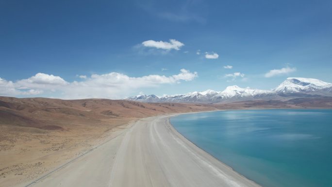 左山丘 右湖泊 中间是公路 西藏航拍