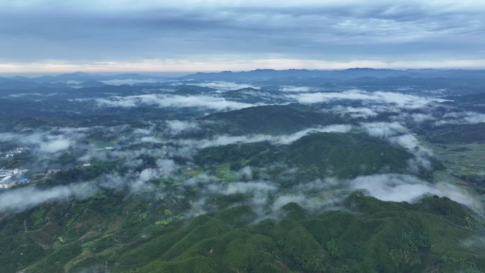 云雾缭绕的山区航拍
